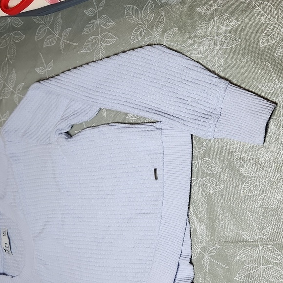 Hollister Sweater - Picture 3 of 8